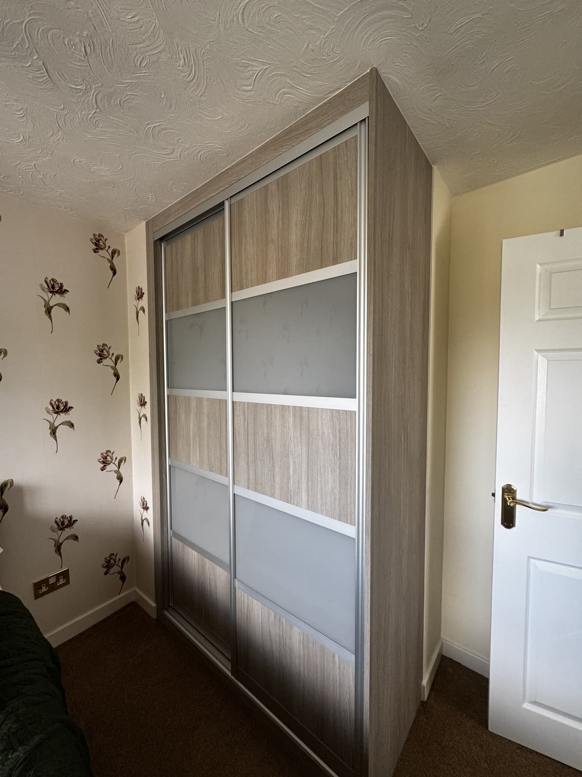 Floor-to-ceiling sliding-door wardrobe with oak-effect and grey glass-style panels